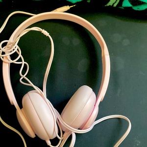 I’m selling pink headphones